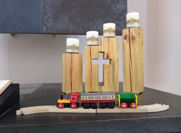 Holzeisenbahn auf dem Altar
